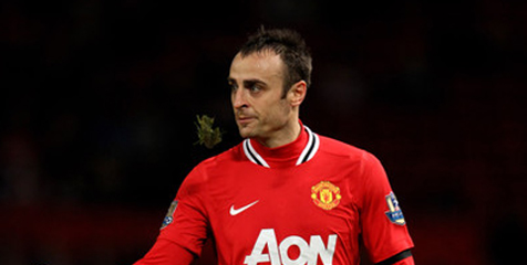 Rodgers Utamakan Berbatov Daripada Rivalitas