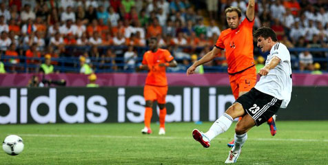 HT Review: Gomez Buat Belanda Di Ujung Tanduk