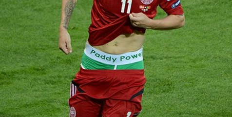 Celana Dalam Bendtner Undang Kontroversi