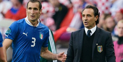 Chiellini Tak Masalah Jika Harus Berganti Posisi Chiellini Tak Masalah Jika Harus Berganti Posisi