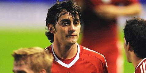 Aquilani Bertahan di Anfield
