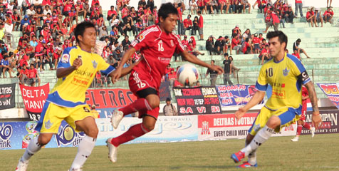 HT Review: Masih Sama Kuat di Derby Jatim