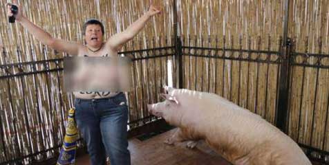 Aksi Bugil Femen di Kandang Babi Peramal