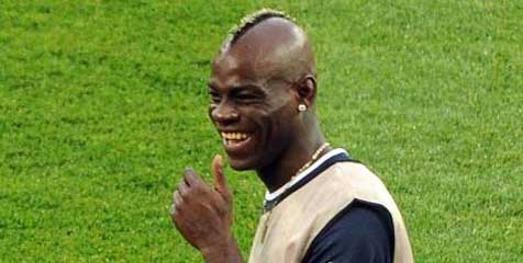 Neville Tak Ingin Inggris Mengasari Balotelli