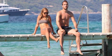 Lupakan Euro, Rafael van der Vaart Berjemur Bersama Istri