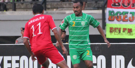 Persebaya Main Bertahan di Padang?