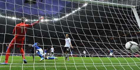 HT Review: Balotelli Tempatkan Satu Kaki Italia di Final