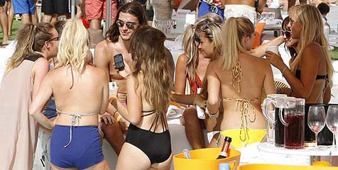 Carroll Dikelilingi Gadis Pakai Bikini Carroll Dikelilingi Gadis Pakai Bikini