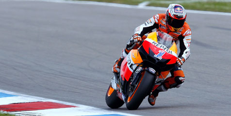 Lorenzo Jatuh, Stoner Kembali Menang di Assen