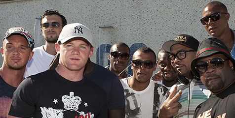 Rooney Foto Bersama Rombongan Hip-Hop Rooney Foto Bersama Rombongan Hip-Hop