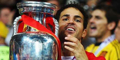 Fabregas Masih Penasaran Dua Trofi Lagi