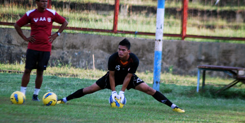 Petar Ingin Pertahankan Duo Kiper Deny-Denyz
