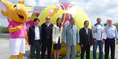 Adidas Luncurkan Bola Raksasa di Bangkok