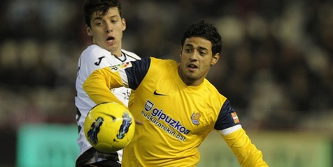 Real Sociedad Resmi Permanenkan Carlos Vela