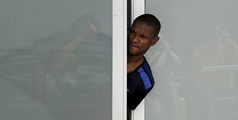 Dokter Ijinkan Abidal Merumput Kembali Dokter Ijinkan Abidal Merumput Kembali
