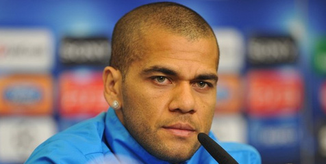 Vilanova: Barca Tak Pernah Berniat Jual Alves