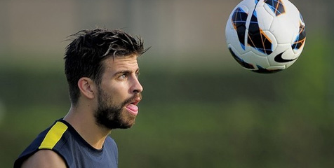 Pique Akan Senang Sambut Alexandre Song Pique Akan Senang Sambut Alexandre Song