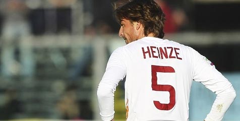 Tinggalkan Roma, Heinze Kembali ke Argentina