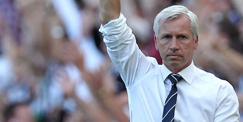  Dorong Asisten Wasit, Alan Pardew Dinanti Hukuman FA