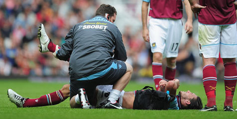 Carroll Terancam Cedera Panjang, West Ham Cemas