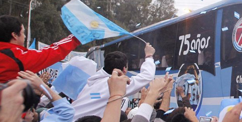 Bus Timnas Argentina Dilempari Batu