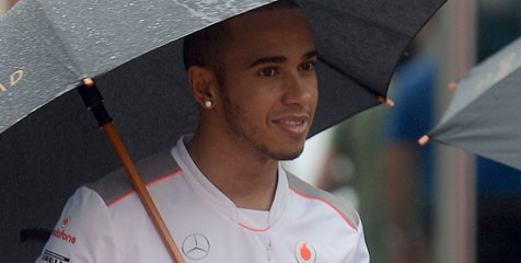 Bos F1: Hamilton Bimbang Pilih McLaren atau Mercedes