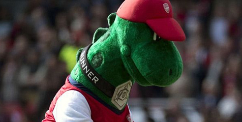 Gunnersaurus Abaikan Jabat Tangan John Terry