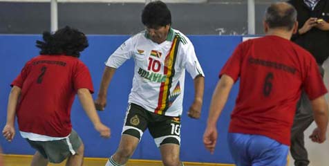 Evo Morales, Presiden Yang Gila Bola