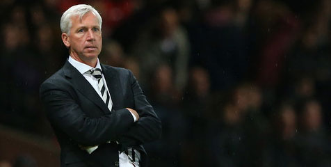 Pardew Minta FA Selidiki 'Sikutan' Van Persie Pardew Minta FA Selidiki 'Sikutan' Van Persie