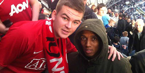 Ashley Young Nonton Bareng Fans MU di Tribun