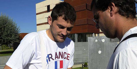 Casillas Datangi Latihan Spanyol Dengan Kaus Prancis