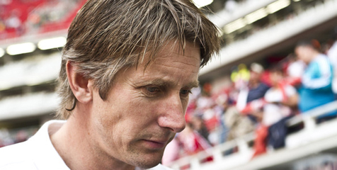 Van der Sar Rindu Berada di Bawah Mistar United
