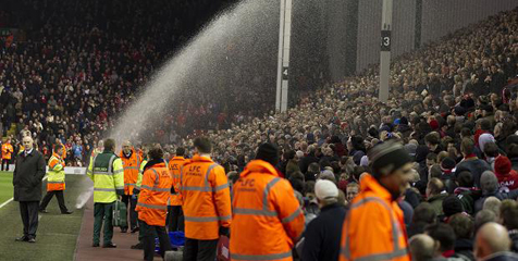 Insiden Hujan Buatan Anfield di Laga Liverpool-Newcastle Insiden Hujan Buatan Anfield di Laga Liverpool-Newcastle