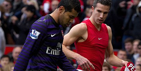 Wenger Inginkan Penjelasan Santos Soal Kaos RVP