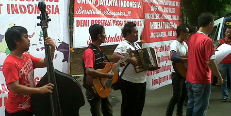 Pengamen Jalanan Sambangi Kantor PSSI