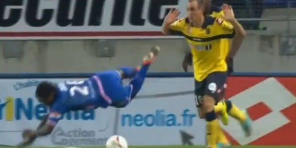 Video: Diving Konyol Dari Liga Prancis Video: Diving Konyol Dari Liga Prancis