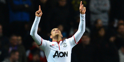 Review: 'Hattrick' Chicharito Rusak Pesta di Villa Park