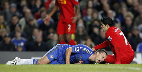 Suarez Tunjukkan Simpati Pada Terry