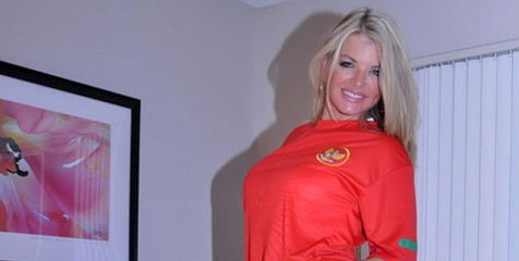 Vicky Vette Kembali Dukung Perjuangan Skuad Garuda Vicky Vette Kembali Dukung Perjuangan Skuad Garuda