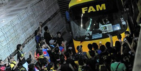 Kesal Malaysia Kalah, Fans Coba Hadang Bus Tim