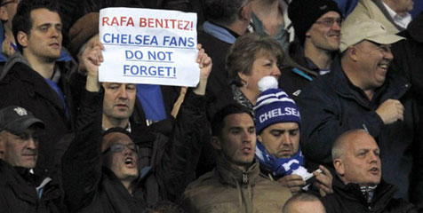 Fans Chelsea Mau Permintaan Maaf Benitez
