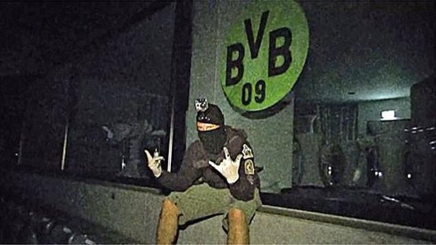 Video: Aksi Vandal Suporter Dortmund di Allianz Arena