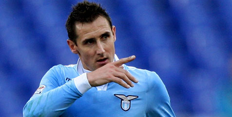 Klose Cedera, Absen Sepekan