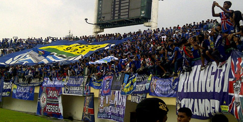 Ribuan Viking Masuk Stadion Manahan Dikawal Polisi