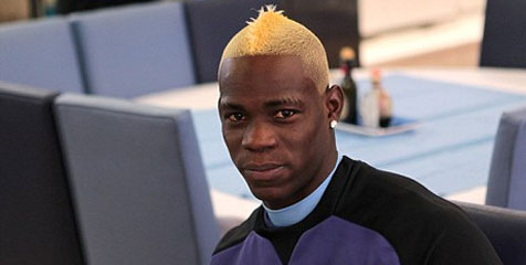 Ubah Image, Balotelli Ganti Warna Rambut