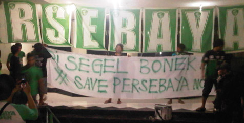 Segel Mes Persebaya, Bonek Suarakan Tritura