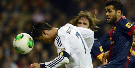 Alves: Wasit Tak Berani Mengkartu Ronaldo