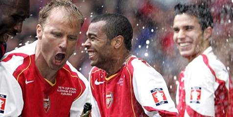 Cari Bek Kiri, Arsenal Juga Inginkan Bergkamp