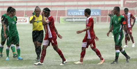 Hujan Lebat, Laga PSBK vs Persebaya Dihentikan