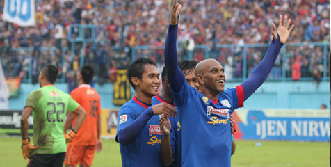 Review ISL: Arema Melesat ke Puncak Klasemen